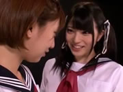 兩個日本短裤女同性恋互相舔吸與接吻 上原亜衣 葉月七瀨
