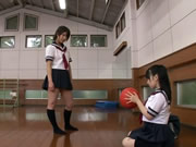 兩個東洋萌妹與中年老師在室內運動館激烈活塞運動