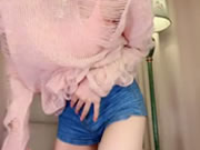 苗條牛仔短褲女一脫掉衣服褲子盡顯她好身材